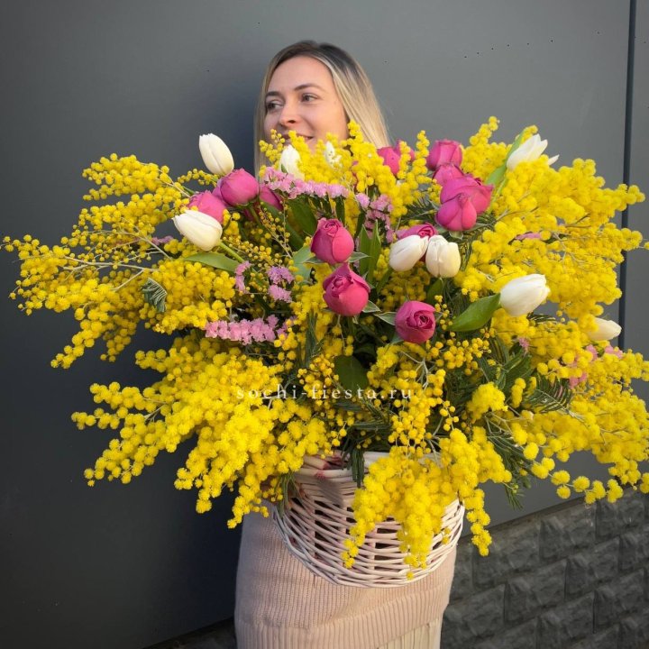 Цветочная корзина с мимозой "Спринг" в Ангарске