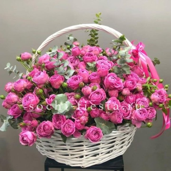 65 пионовидных кустовых роз в корзине в Ангарске