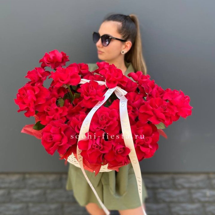 Красные французские розы в корзине в Ангарске