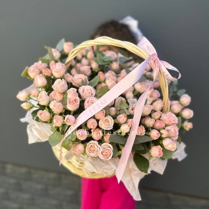 Корзина кустовых пионовидных роз в Ангарске