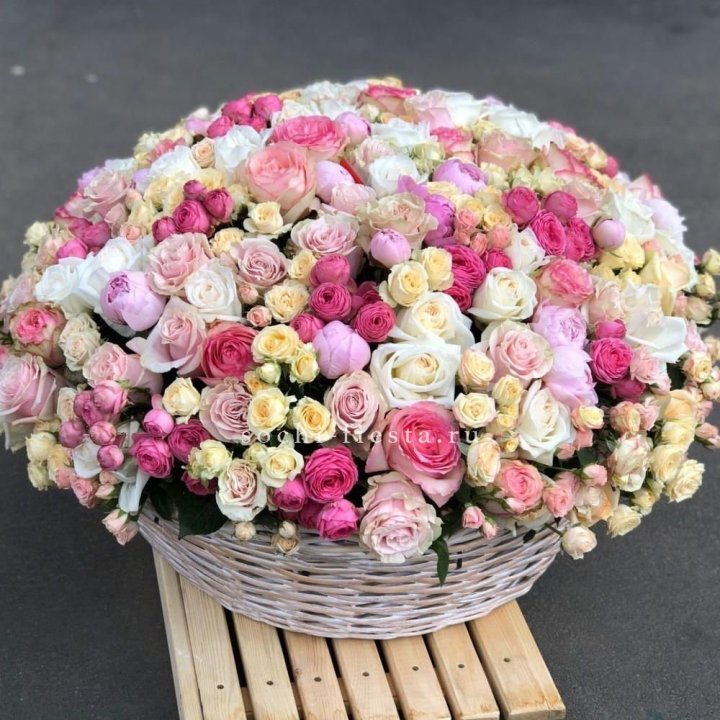 Цветочная корзина из пионов и пионовидных роз "Юниверсити" в Ангарске