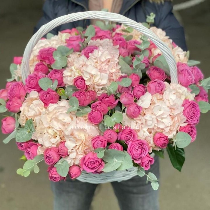 Корзина с гортензией и Мисти Баблс в Ангарске