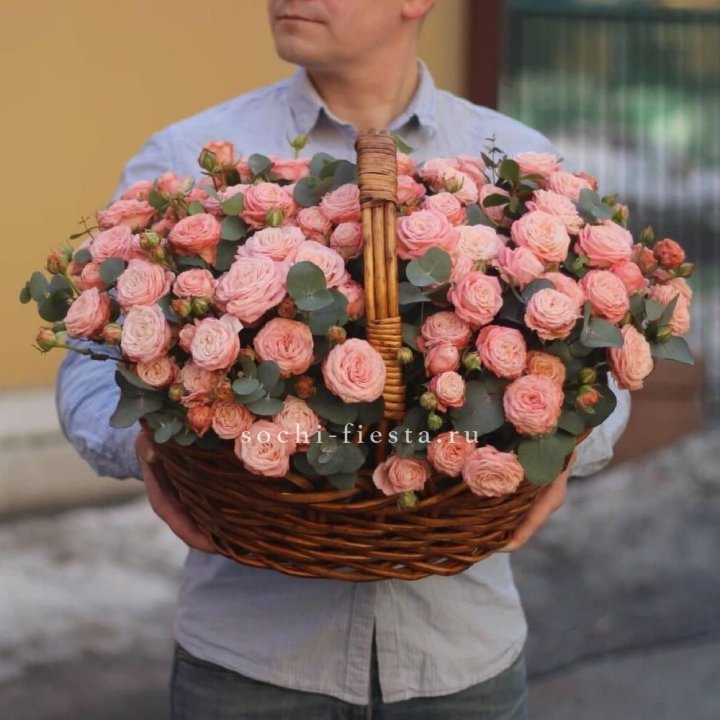 Корзина из 101 пионовидной розы в Ангарске