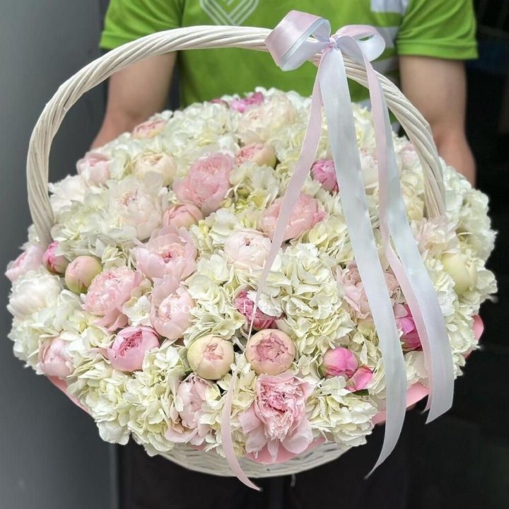 Премиум корзина гортензий и пионов в Ангарске