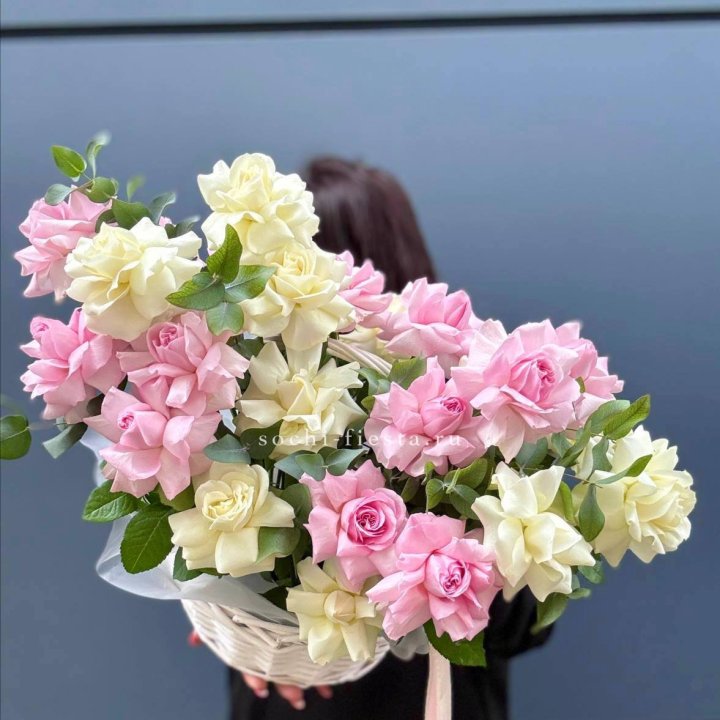 25 Французских роз в корзине в Ангарске