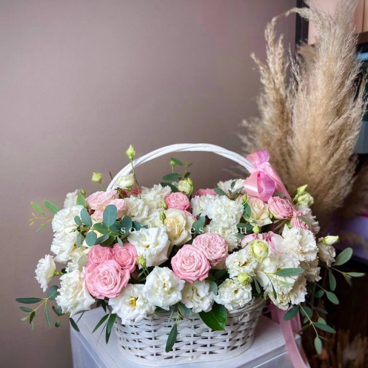 Цветочная корзина "Пинки вайт" в Ангарске