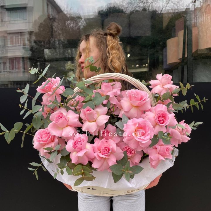 25 роз в цветочной корзине  в Ангарске