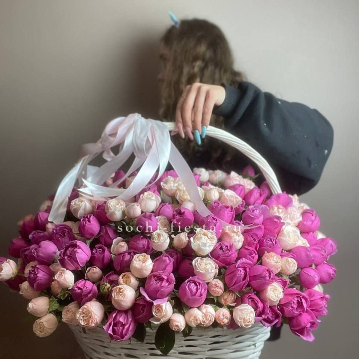 Премиум корзина пионовидных кустовых роз в Ангарске