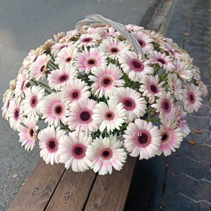 Корзина с герберами  в Ангарске