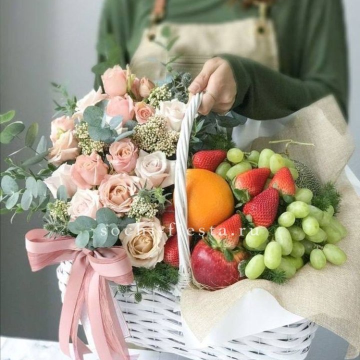 Фруктовая корзина c цветами в Ангарске