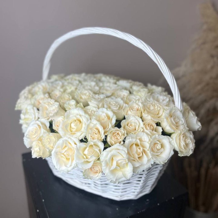 101 белая роза в корзине в Ангарске