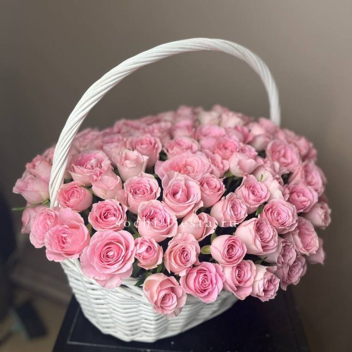 101 розовая роза в корзине в Ангарске