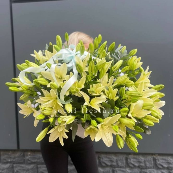 Лилии в корзине в Ангарске