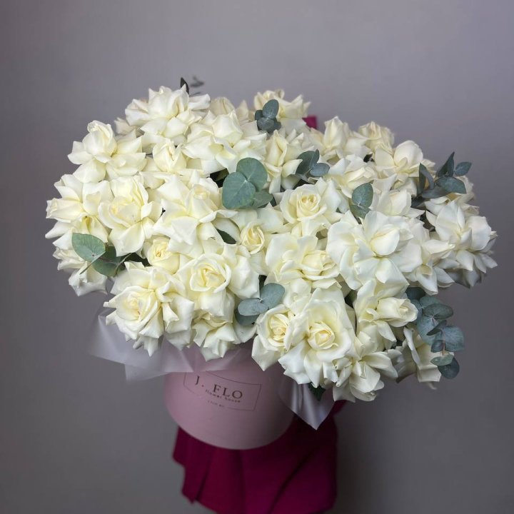 37 белых роз в боксе в Ангарске