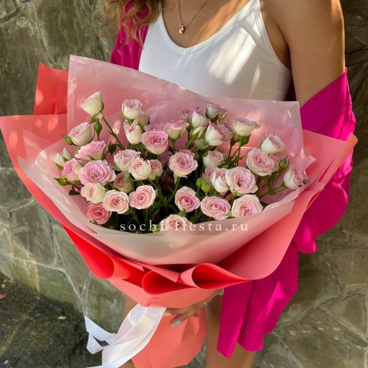 Розовые кустовые розы в Ангарске