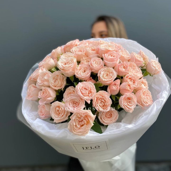 Букет кустовых роз Бомбастик в Ангарске