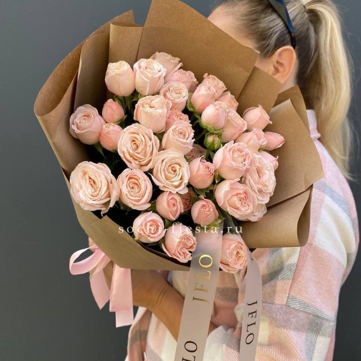 Кустовые розы Бомбастик в крафте в Ангарске