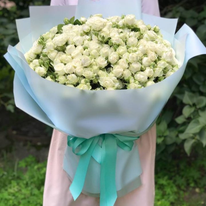 51 белая кустовая роза в Ангарске