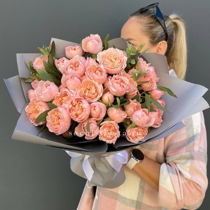 Букет с пионовидными розами "Пивайн" в Ангарске
