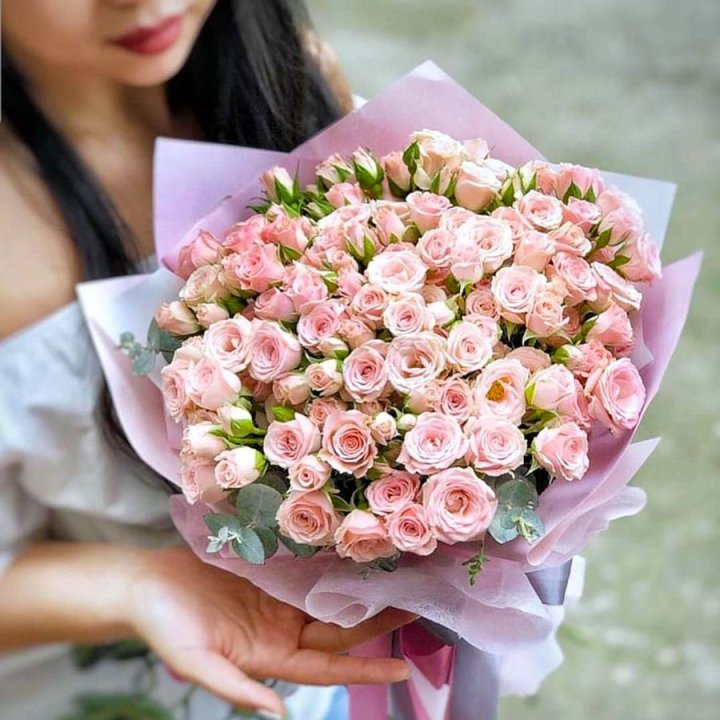 Кустовые розы с эвкалиптом в Ангарске