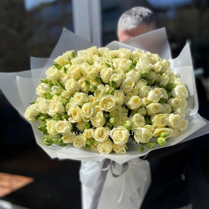 Белые кустовые розы 31 шт в Ангарске