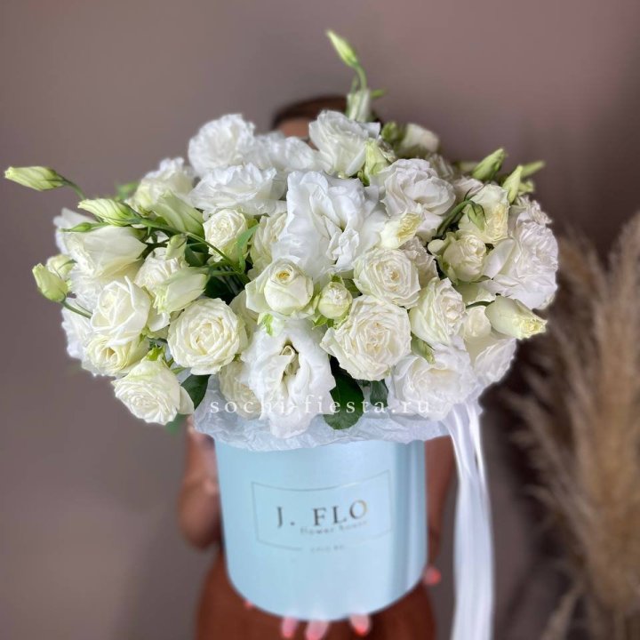 Бокс кустовых роз и эустомы  в Ангарске