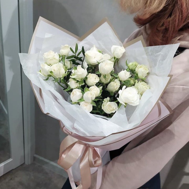 Белоснежные кустовые розы в Ангарске