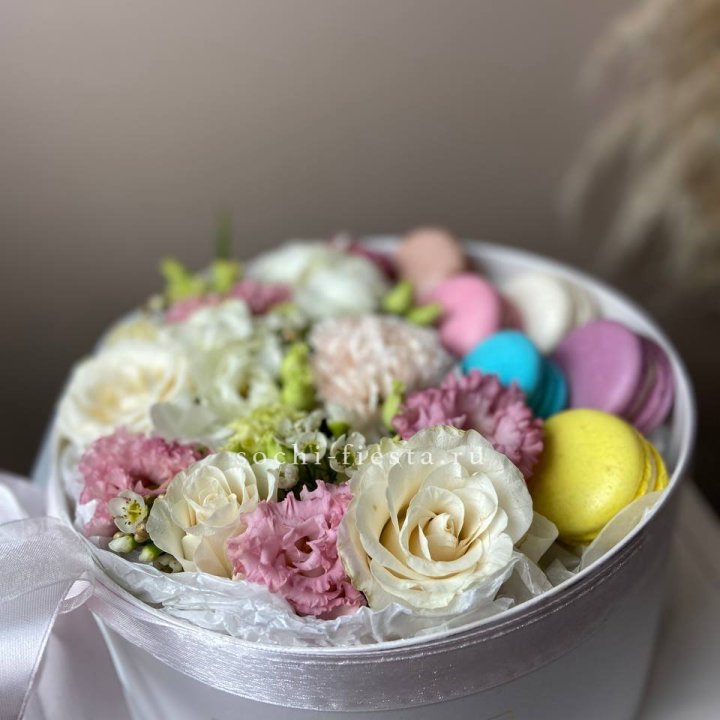 Цветы в цилиндре с макаронс "Прованс" в Ангарске