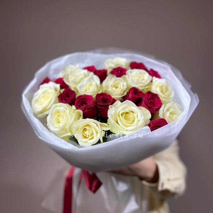 Букет их красных и белых 25 роз в Ангарске