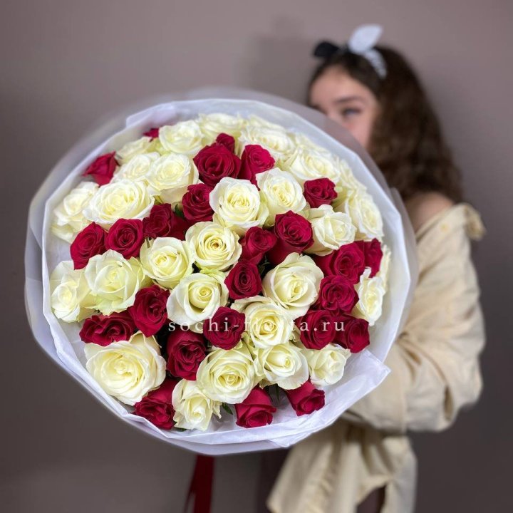 Микс из 55 роз в Ангарске