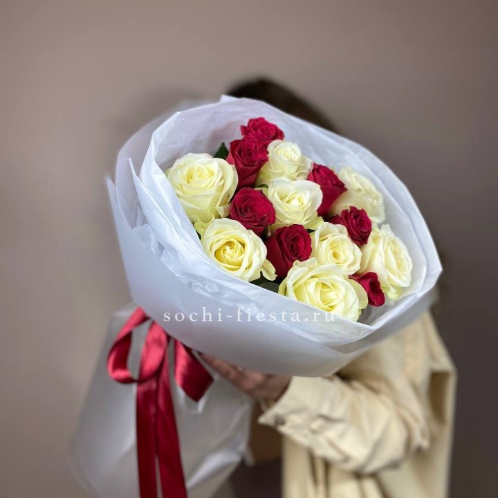 Букет из красных белых 15 роз в Ангарске