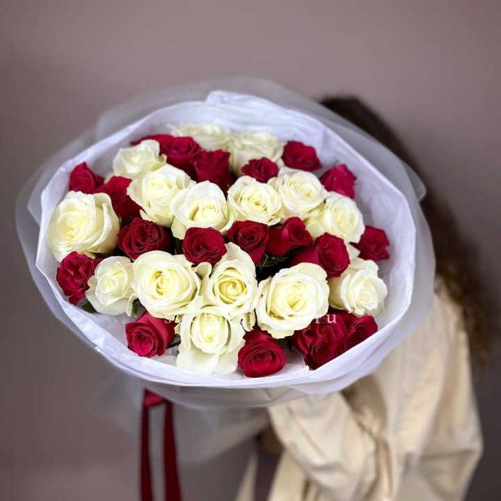 Букет из красных белых 35 роз в Ангарске