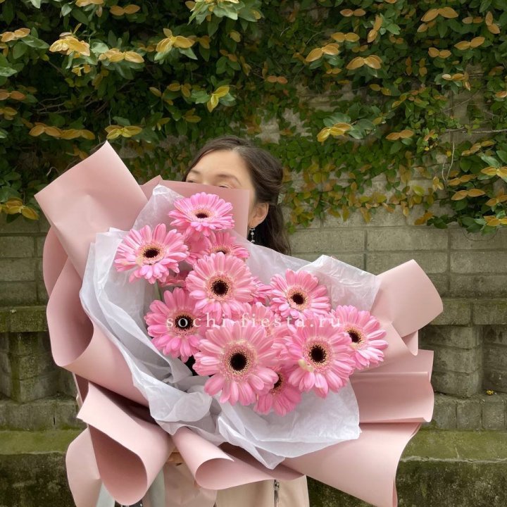 13 розовых гербер в Ангарске