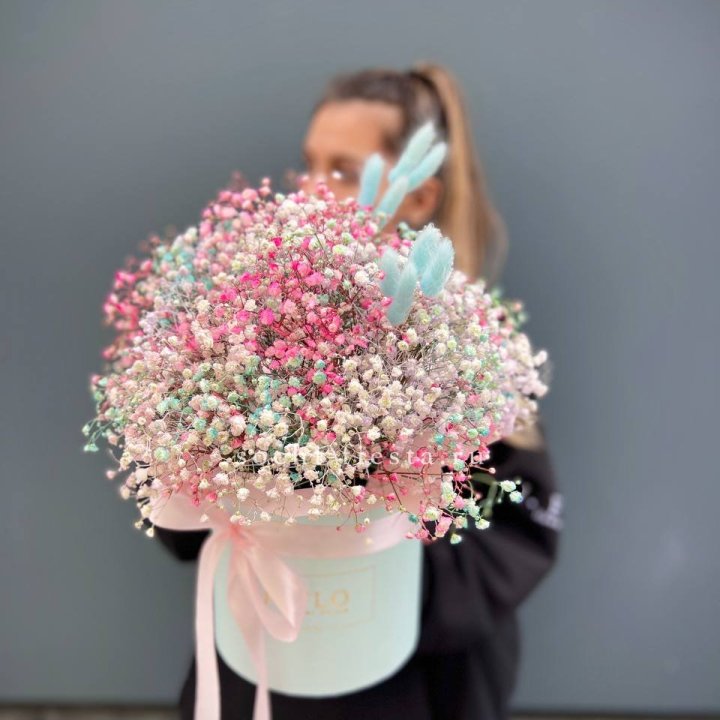 9 Радужных гипсофилы в шляпной коробке в Ангарске