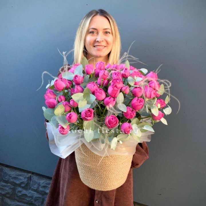 Пионовидные розы  в джутовом кашпо  в Ангарске