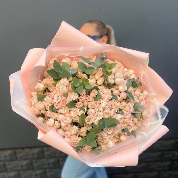 101 кустовая роза с эвкалиптом в Ангарске