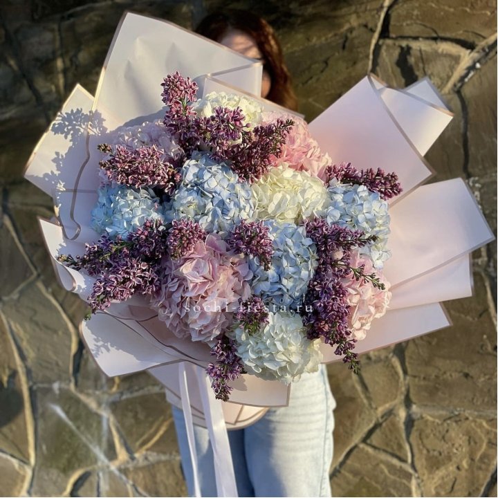 Букет гортензии с сиренью в Ангарске
