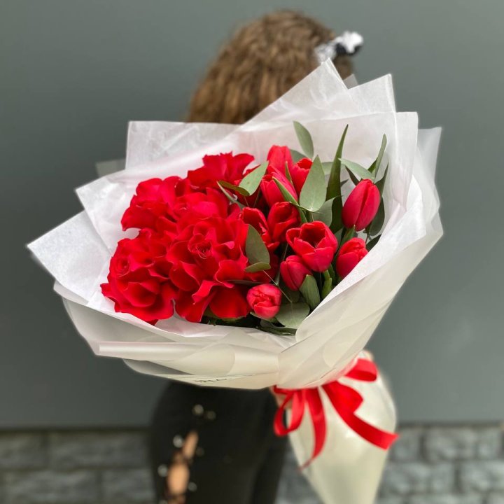 Дуо тюльпаны и розы в Ангарске