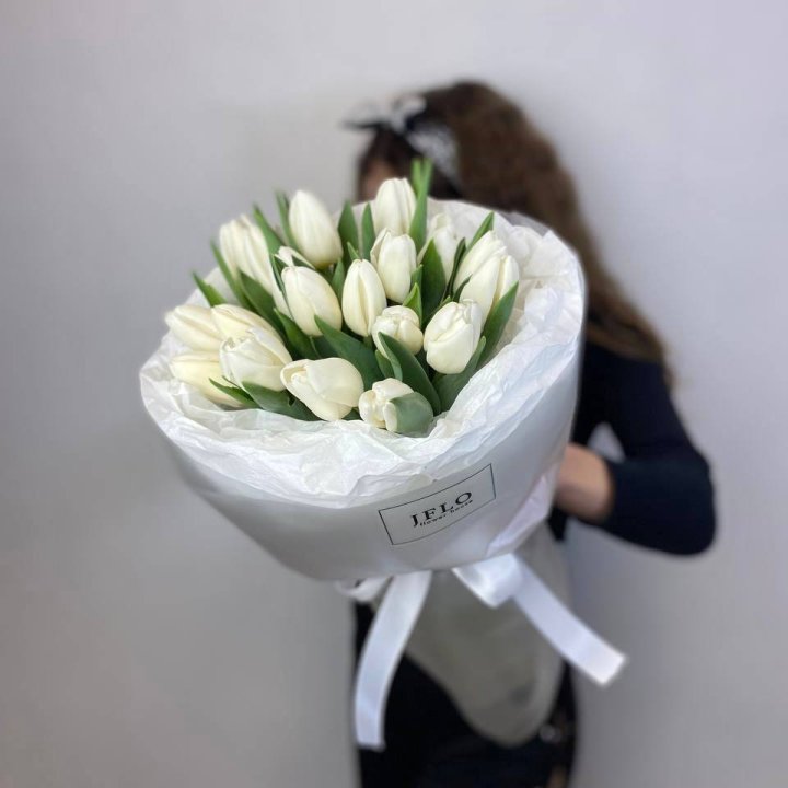  19 белых воздушных тюльпанов в Ангарске