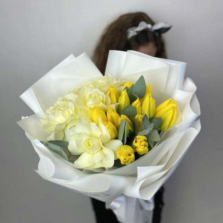 Дуо жёлтые тюльпаны и розы в Ангарске