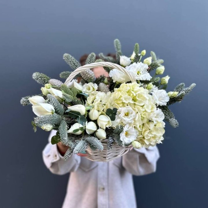 Новогодняя корзина с цветами в Ангарске