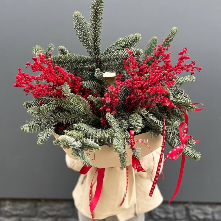 Букет нобилиса и ягод в Ангарске