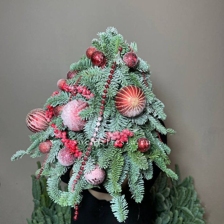 Ёлка красная в Ангарске