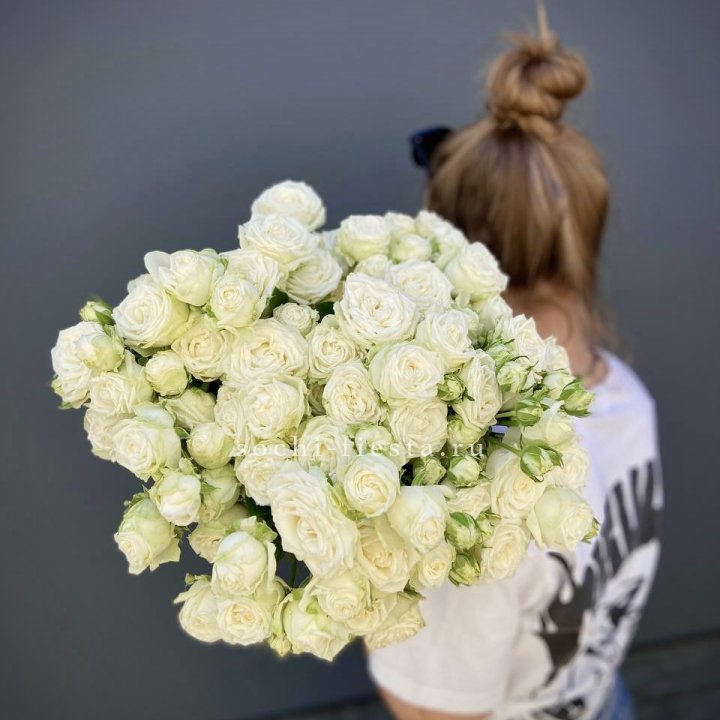 Охапка кустовых роз бомбастик  в Ангарске