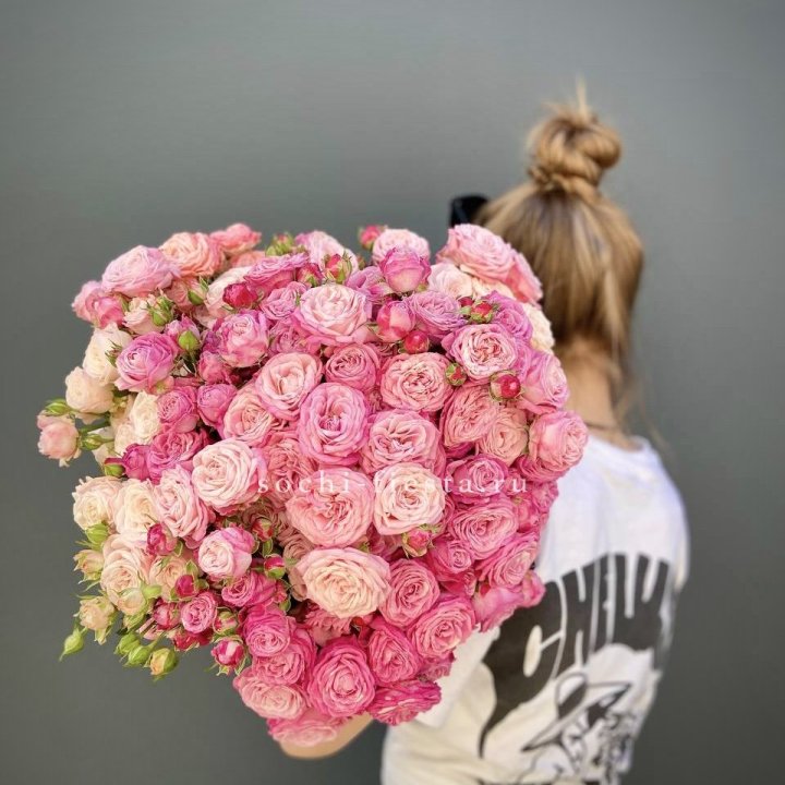 Охапка кустовых роз бомбастик пинк в Ангарске