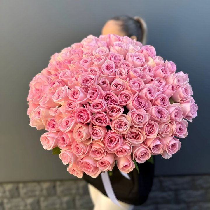 Охапка из 101 розовой розы в Ангарске