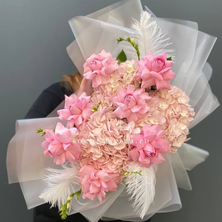  Букет  из гортензий и розовых роз в Ангарске