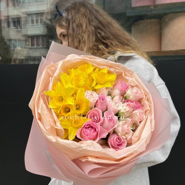 Букет роз и нарциссов в Ангарске