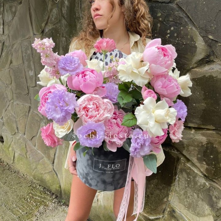 Дизайнерский цилиндр с пионами в Ангарске