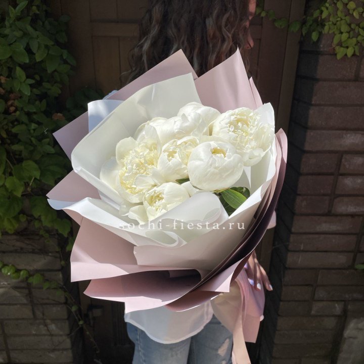 9 белоснежных пионов в Ангарске